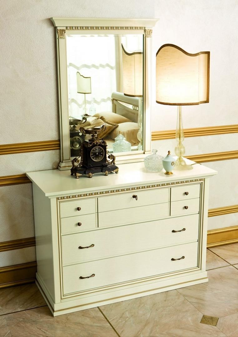 Узкий комод с зеркалом в спальню