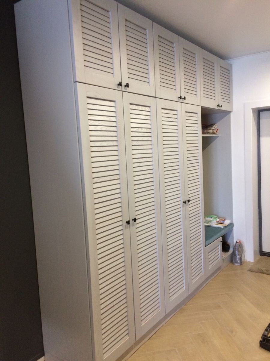 Жалюзийный шкаф в спальне (76 фото)