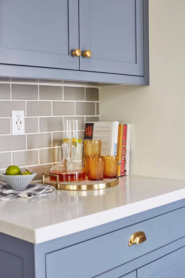 Белая кухня оливковые стены