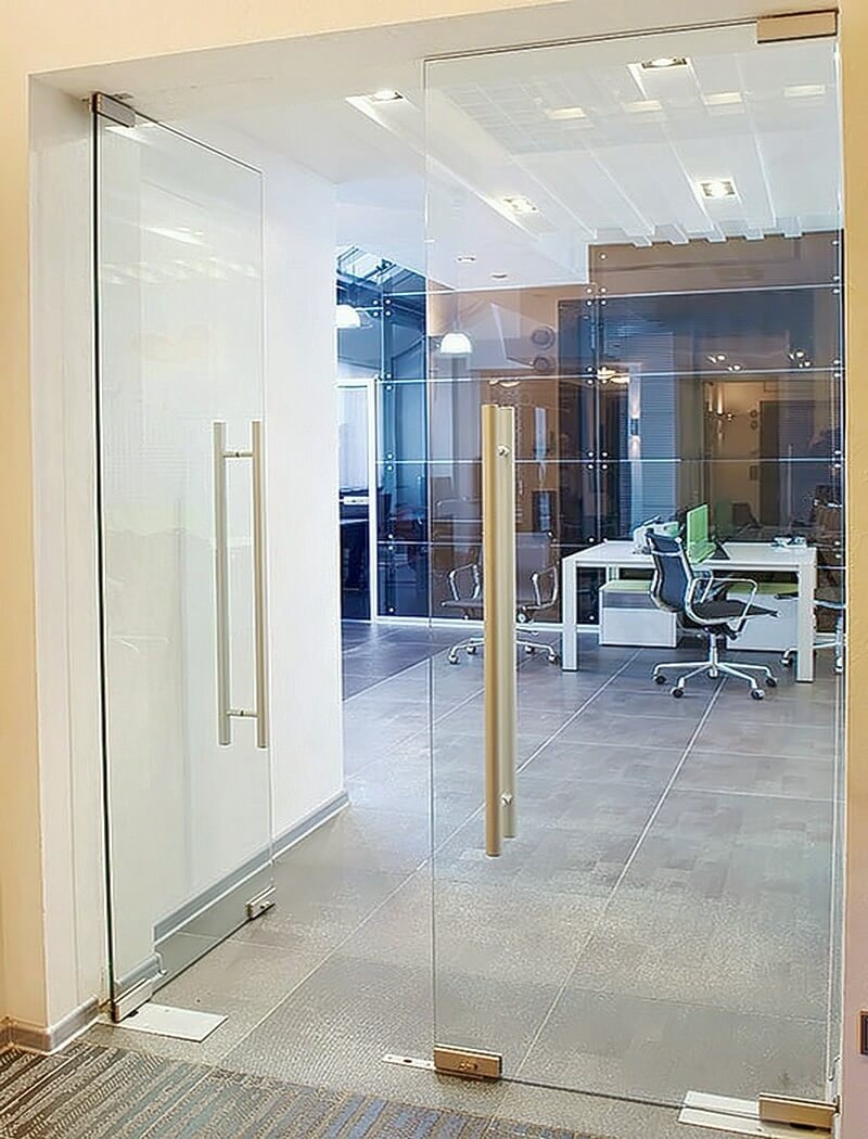 Маятниковые стеклянные двери