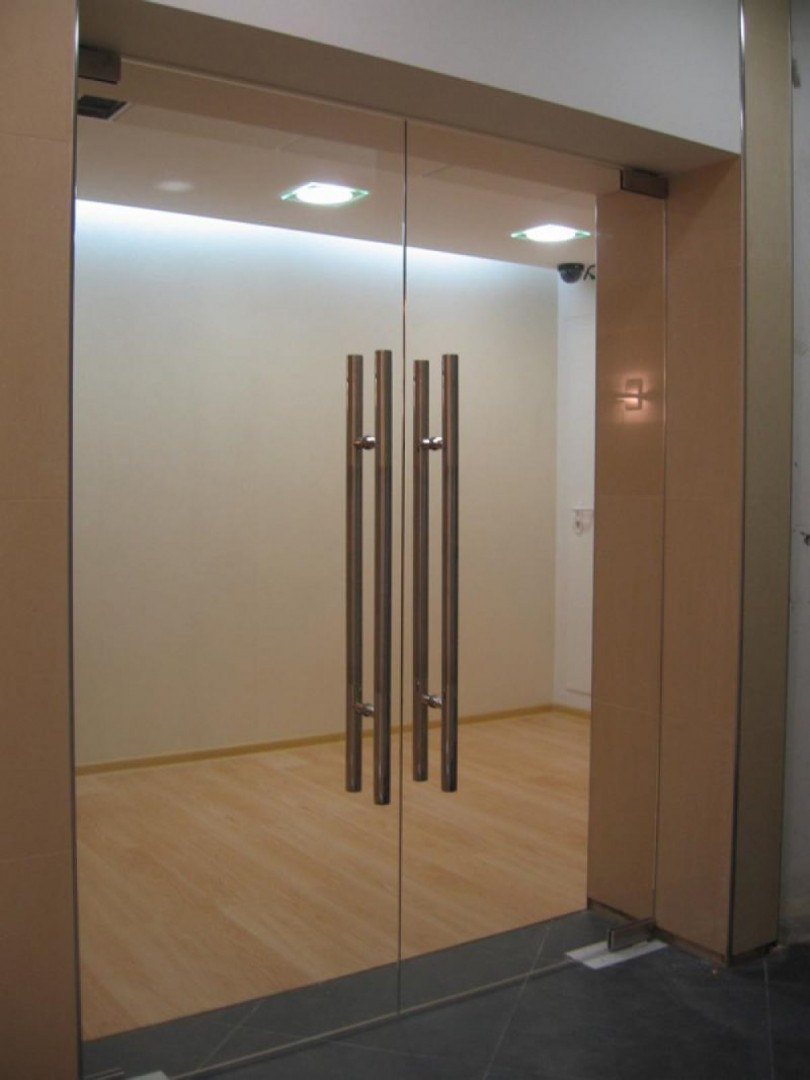 Цельностеклянные маятниковые двери