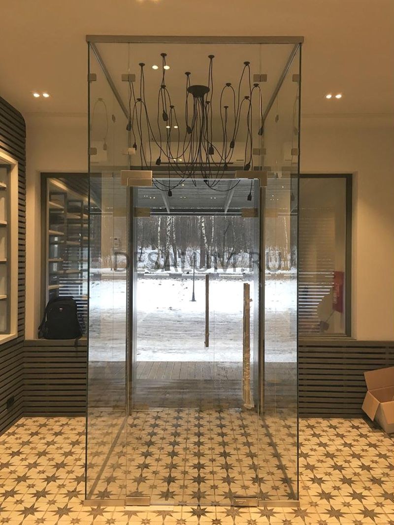 Стеклянные перегородки с доводчиком