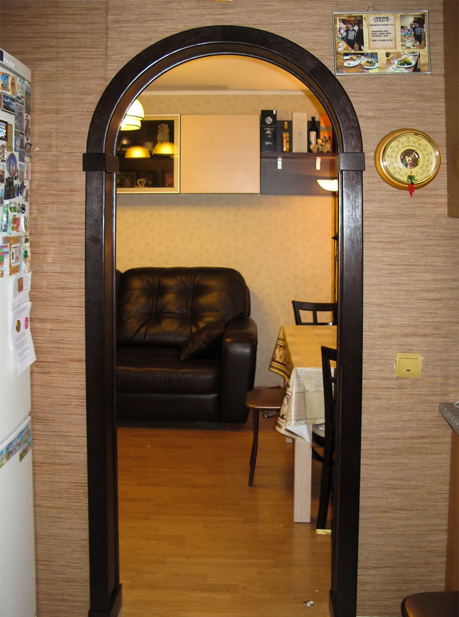 Арка с темной кухней