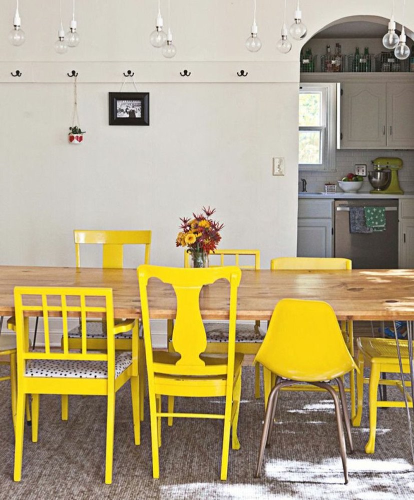 Разноцветные стулья в интерьере кухни