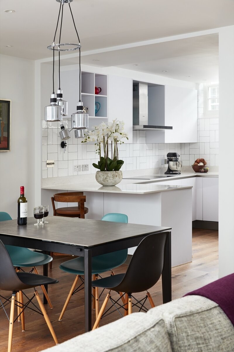 Разные стулья в интерьере