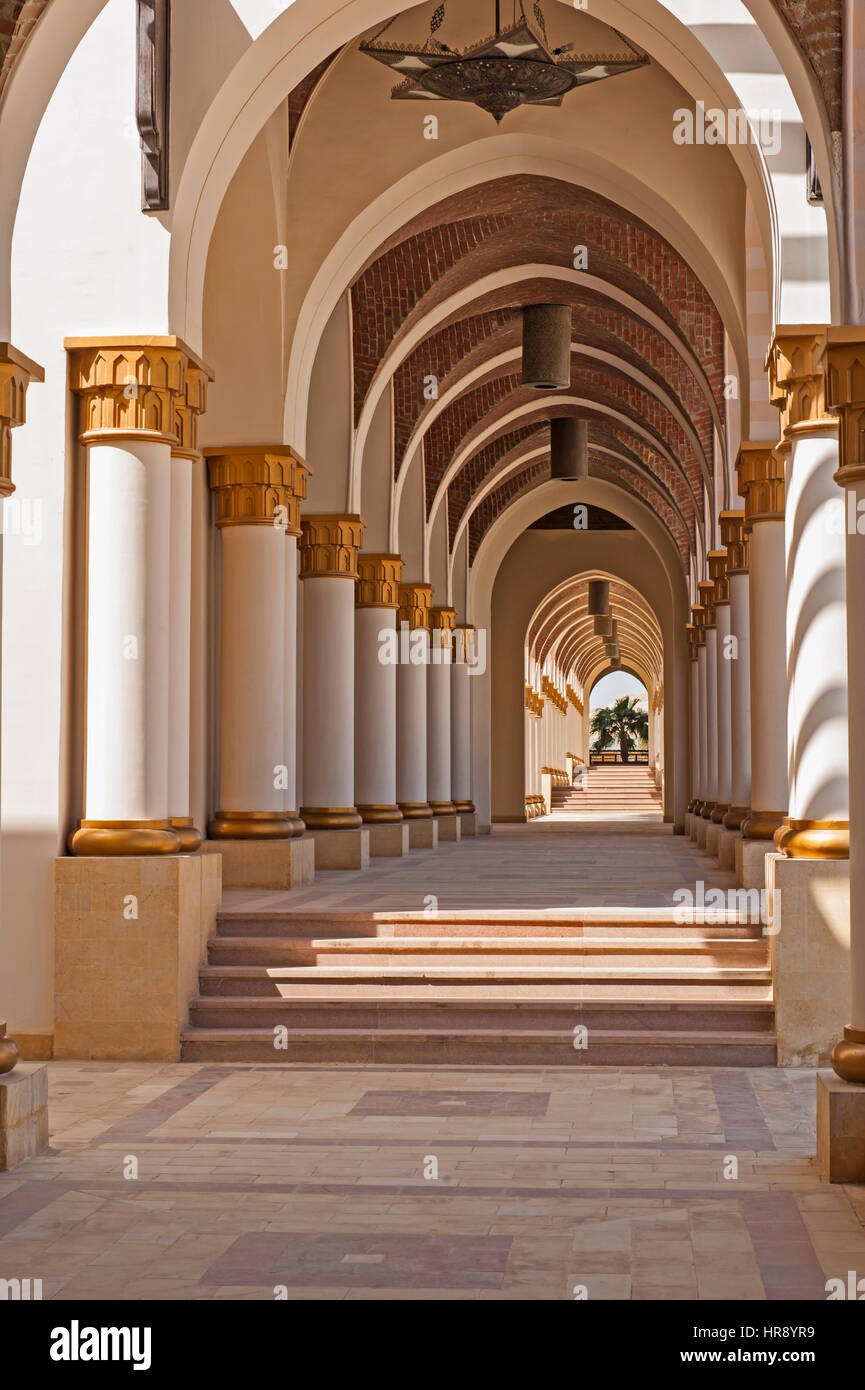 Длинные арочные коридоры дворец