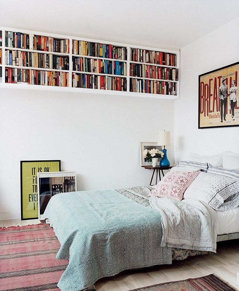 Спальня с книжными полками