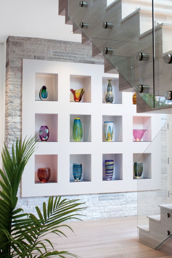 Встроенные полки в стене