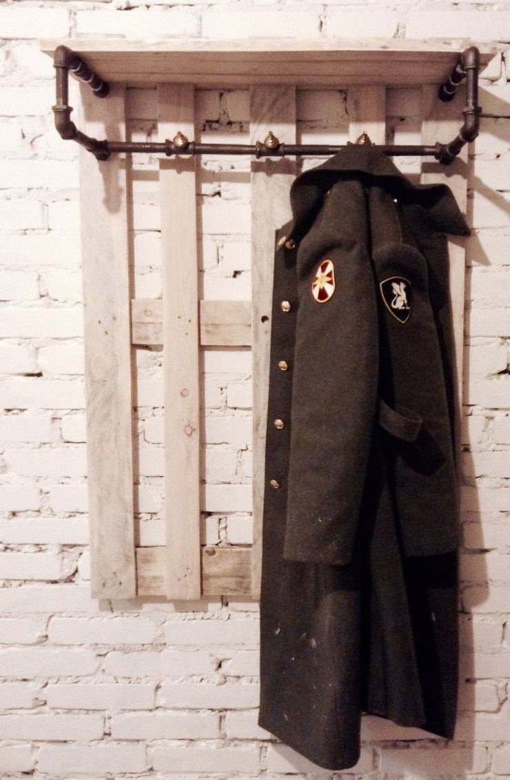 Вешалка для одежды в стиле лофт