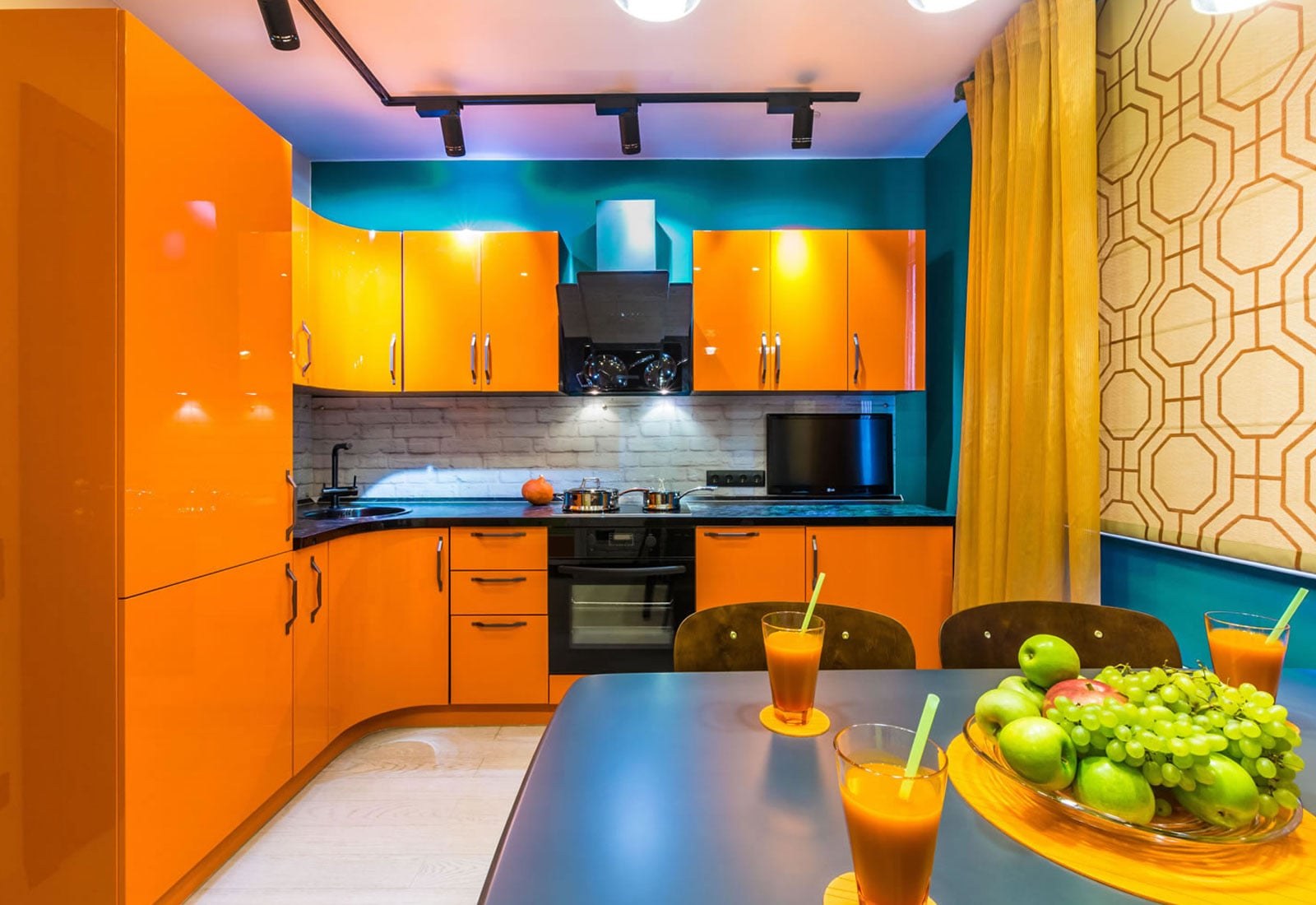 Ярки ремонтные. Оранжевая кухня в интерьере. Яркий кухонный гарнитур. Оранжевый цвет в интерьере кухни. Желто оранжевая кухня.