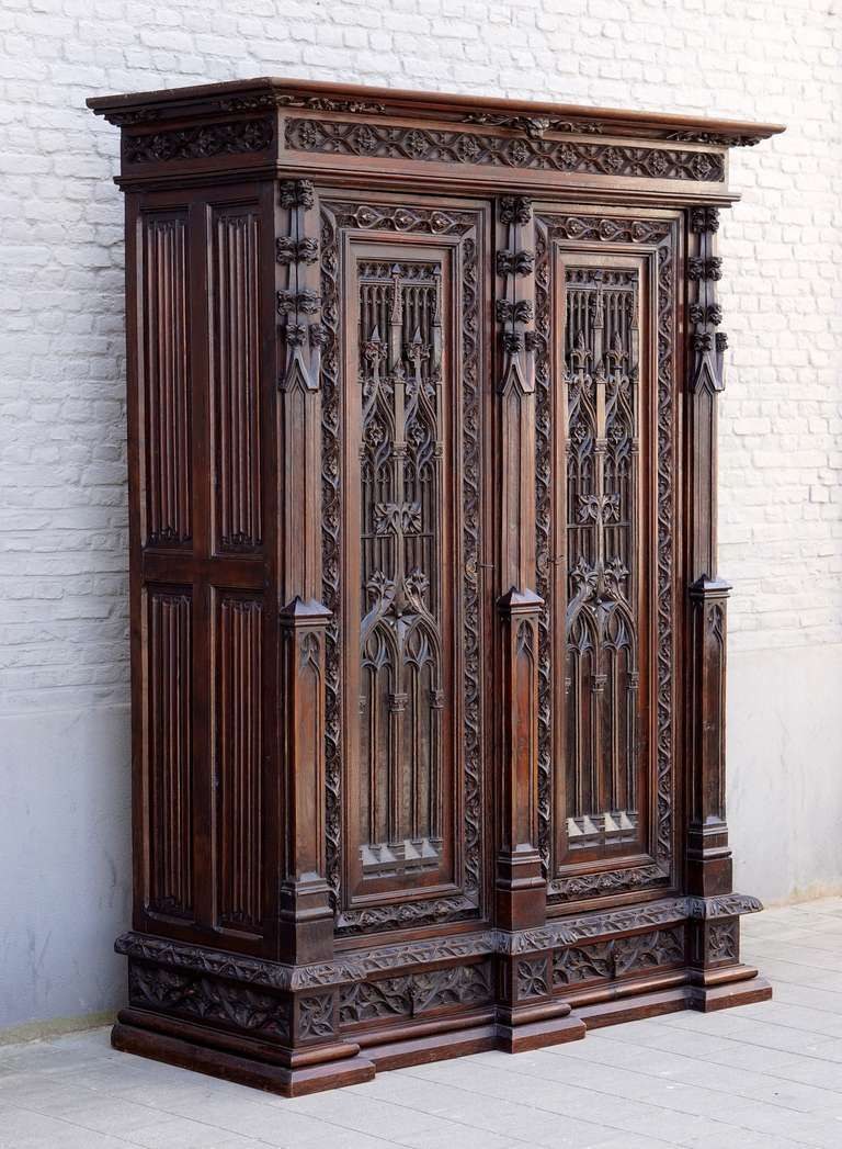 Шкаф в стиле Готика