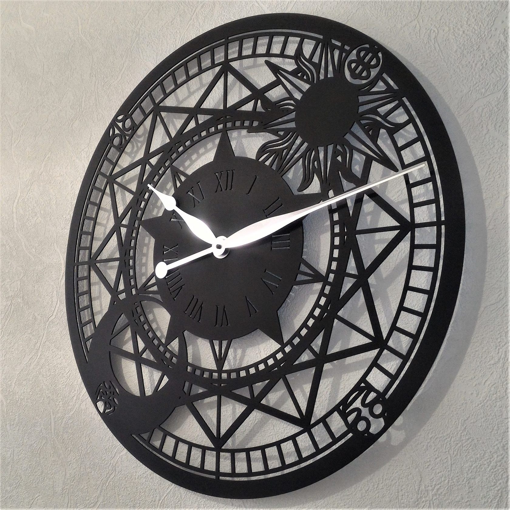 Нестандартные часы. Часы кованые настенные. Часы настенные металлические. Часы на стену из металла. Часы настенные из металла.