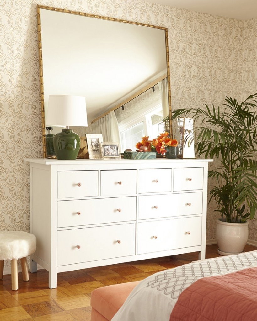 Комод в интерьере спальни