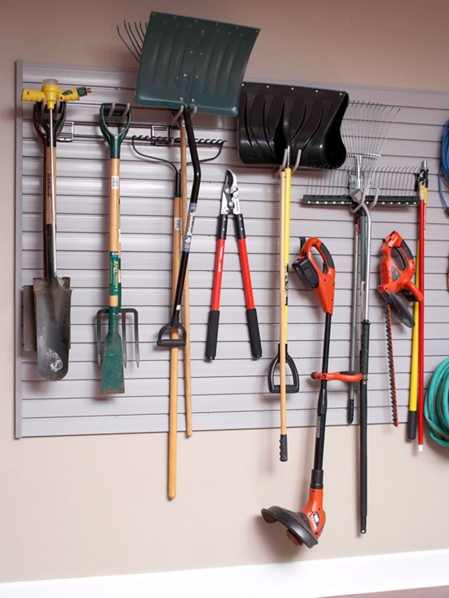 Садовый инвентарь в гараже
