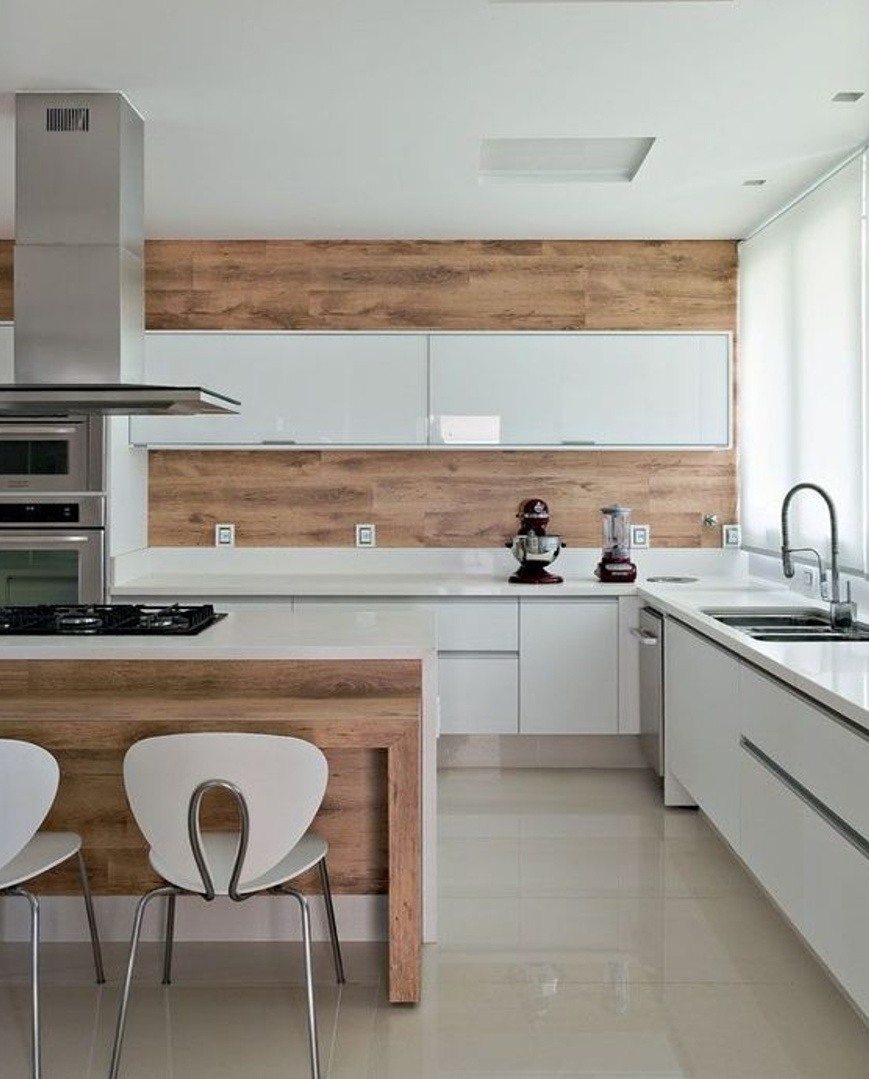 Кухня белая с деревом