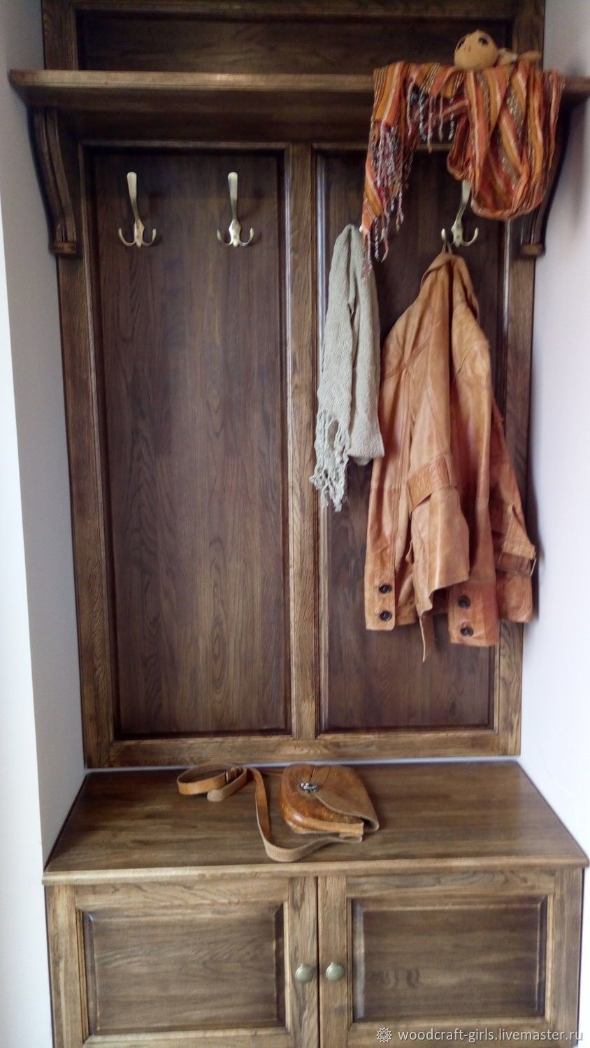 Вешалка в прихожую из массива