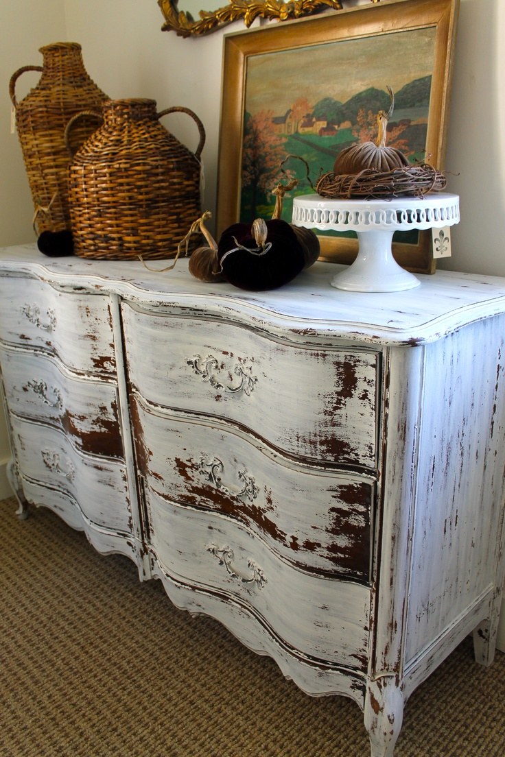 Спальня с состаренной мебелью