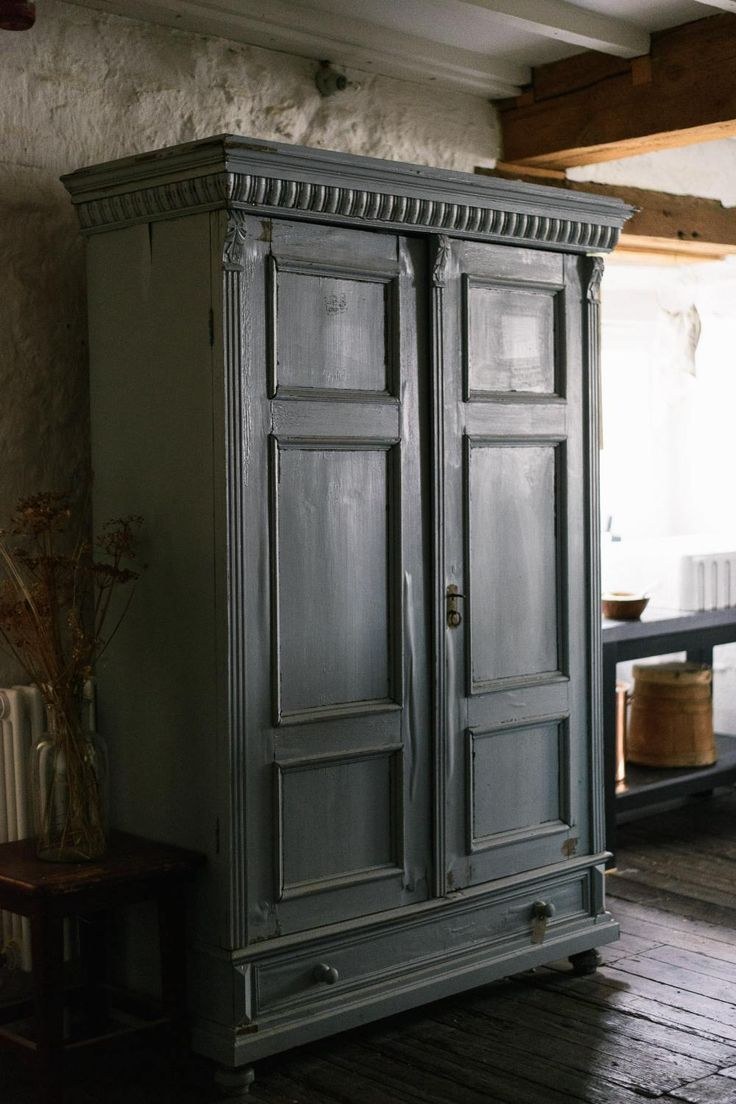 Старинный шкаф в современном интерьере