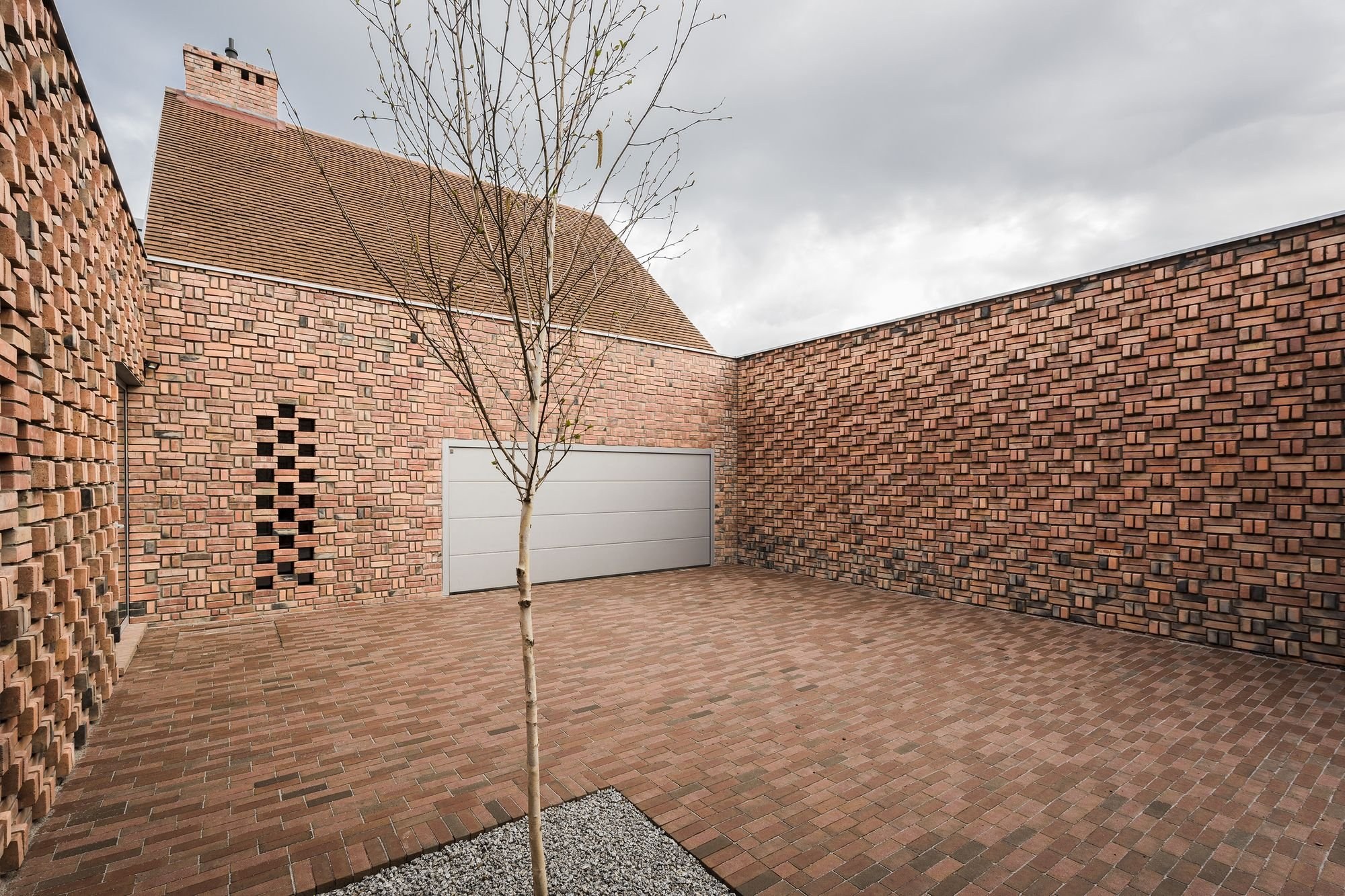 Red brick building. БРИК Хаус красный забор. Кирпичная архитектура Пахра. Фламандская кладка кирпича. Кирпичное здание.