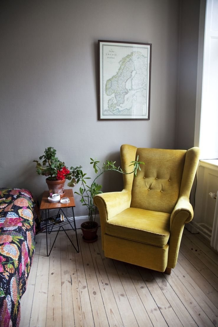 Горчичное кресло в интерьере гостиной
