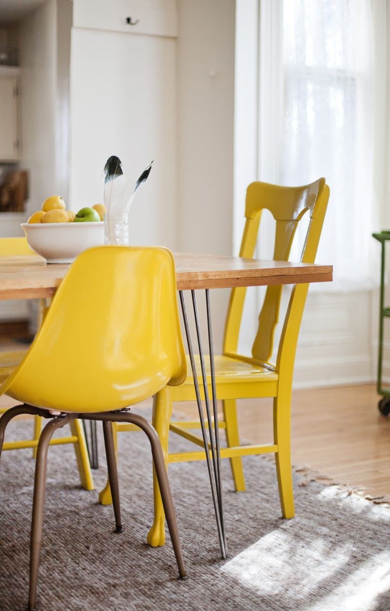 Разноцветные стулья на кухню