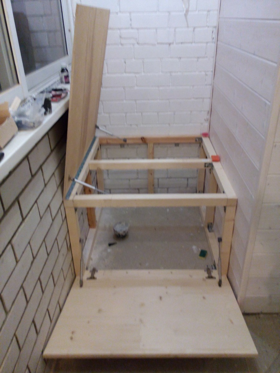 Шкаф лежанка на балконе