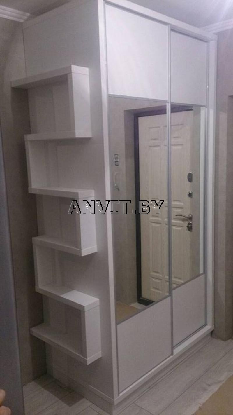 Шкаф в прихожую с полками сбоку