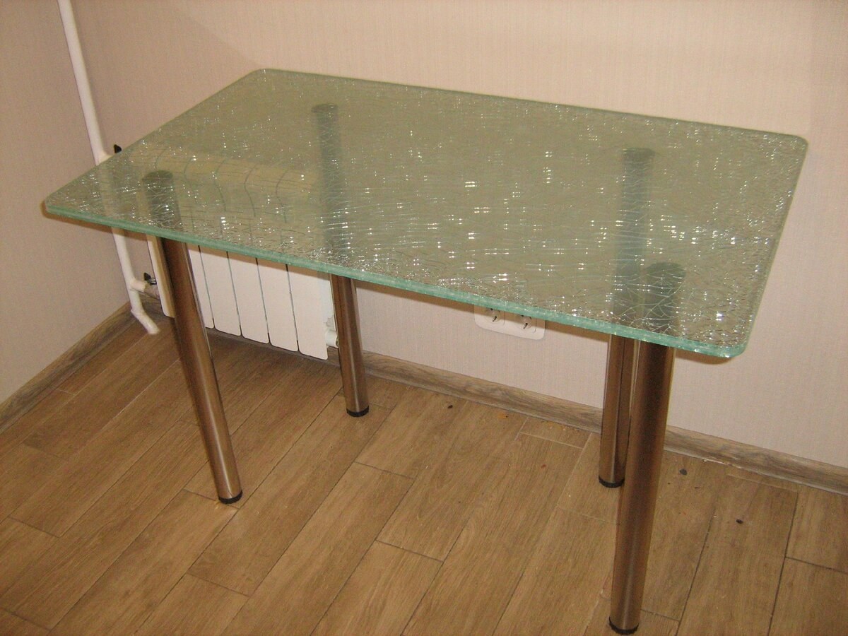 Разбитый стеклянный стол