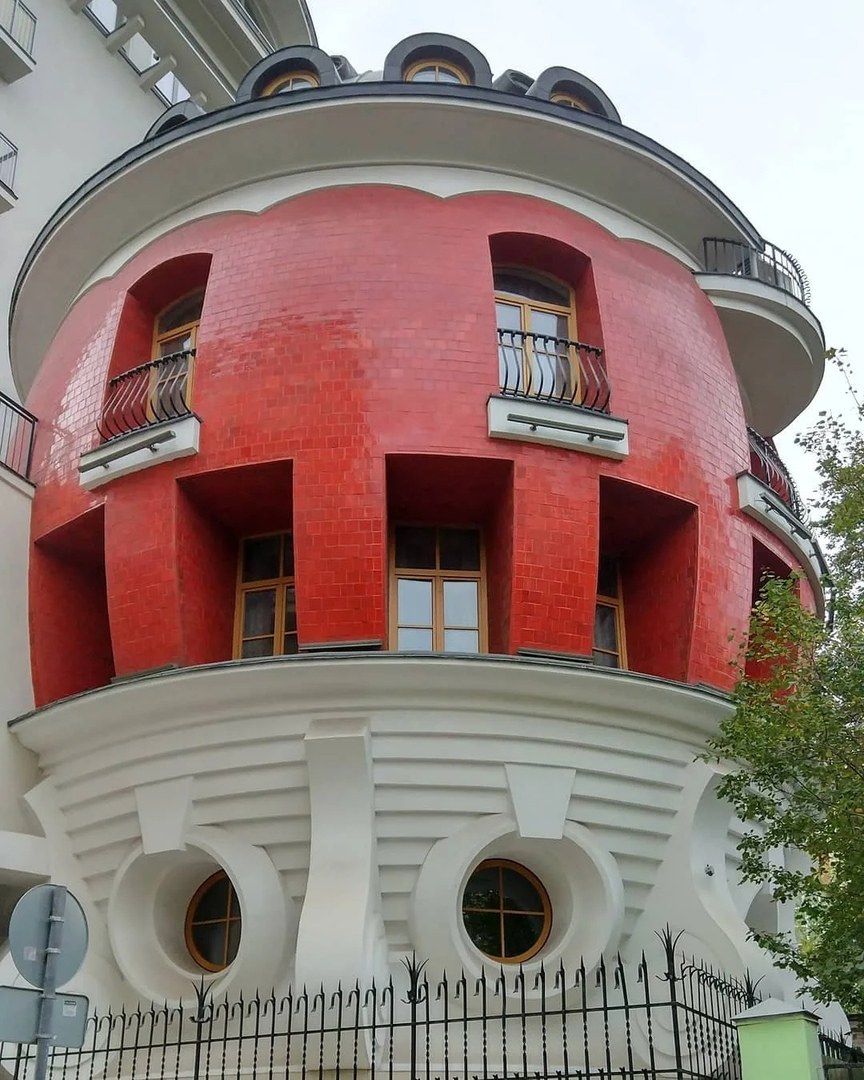 Здание в виде яйца в Москве