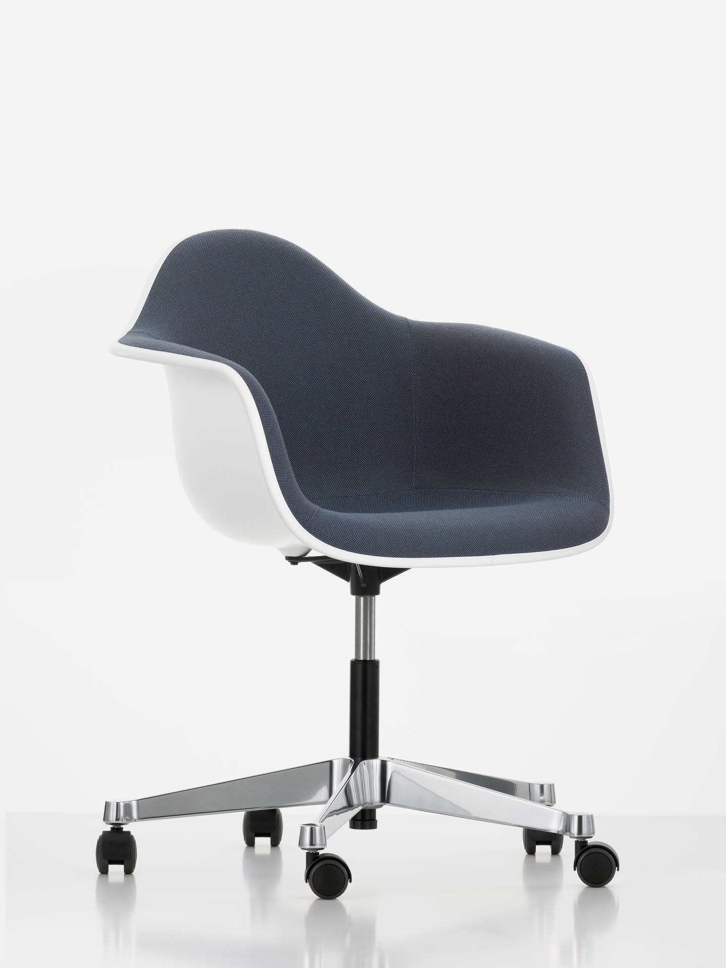 Стул на колесах. Стул Eames Plastic Armchair PACC. Eames Plastic Armchair PACC Vitra. Vitra кресло пластик. Vitra Rookie офисный стул.