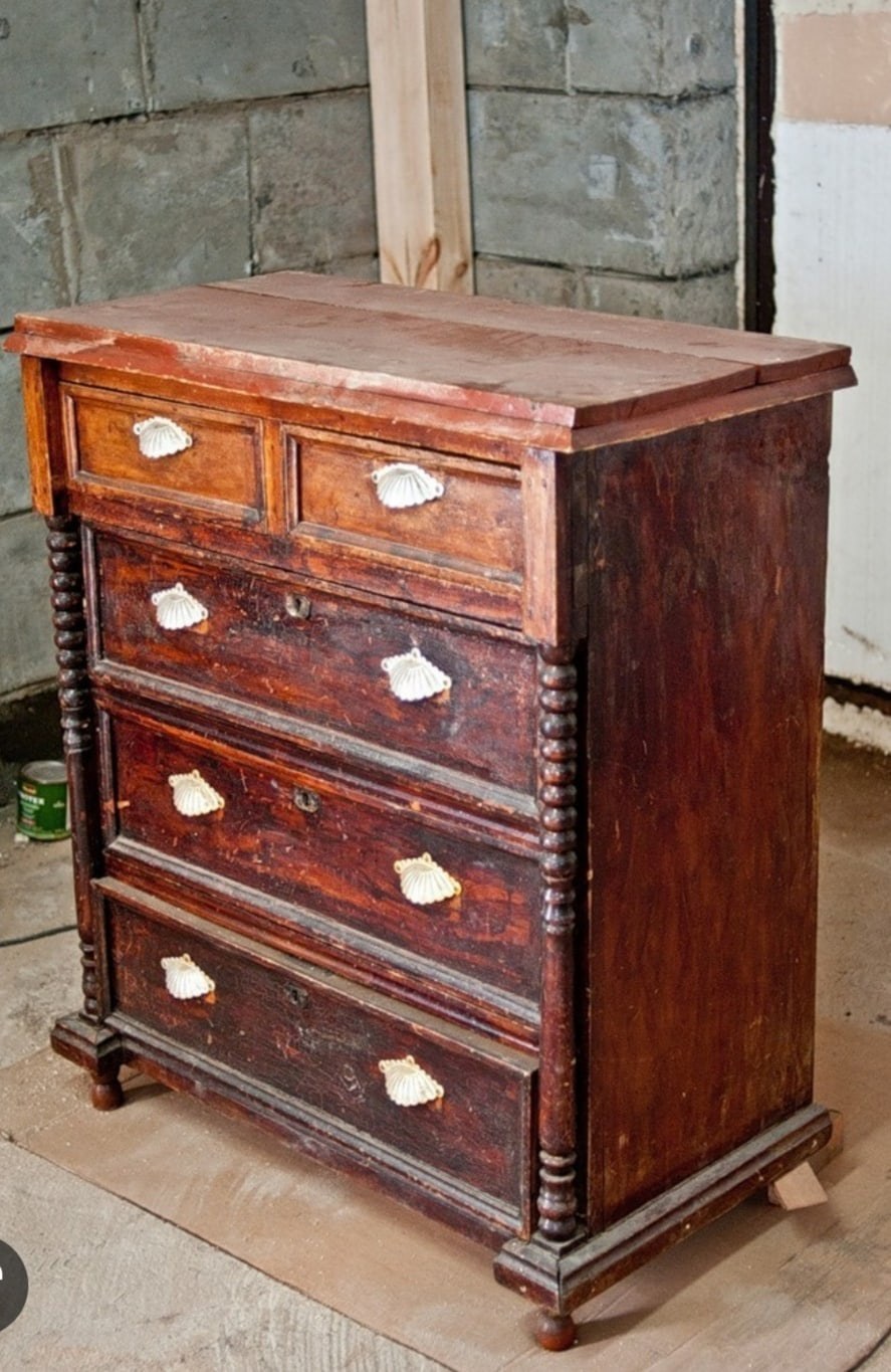 Старый деревянный комод