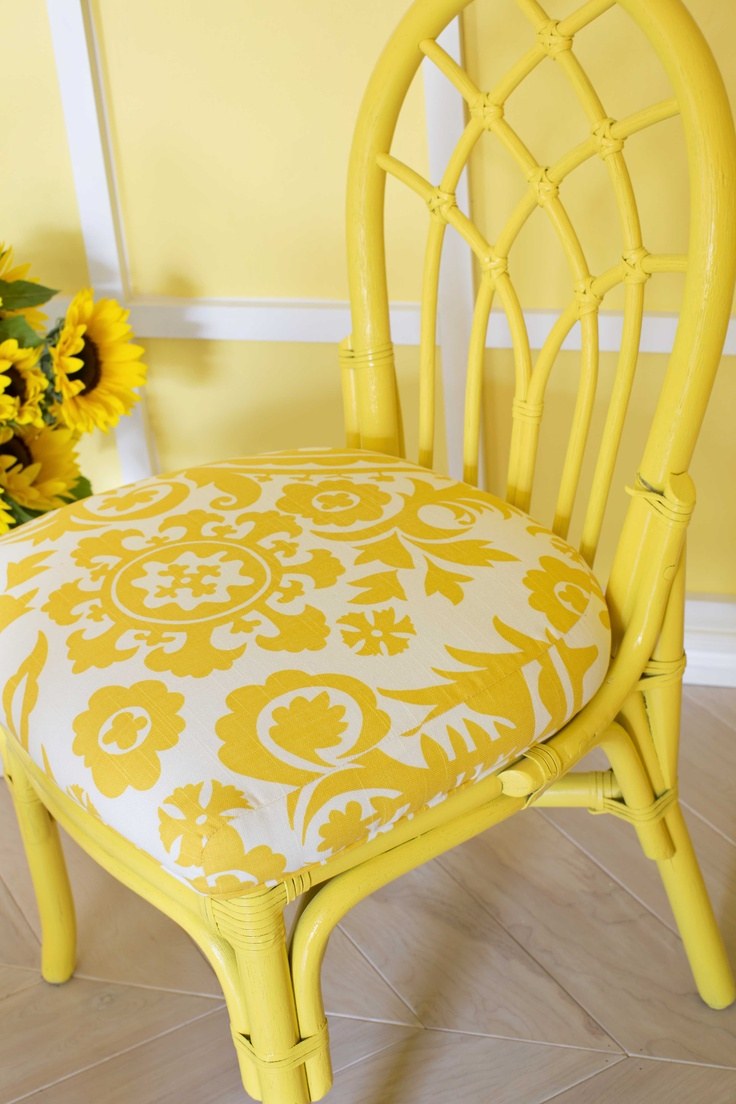 Ярко желтый стул
