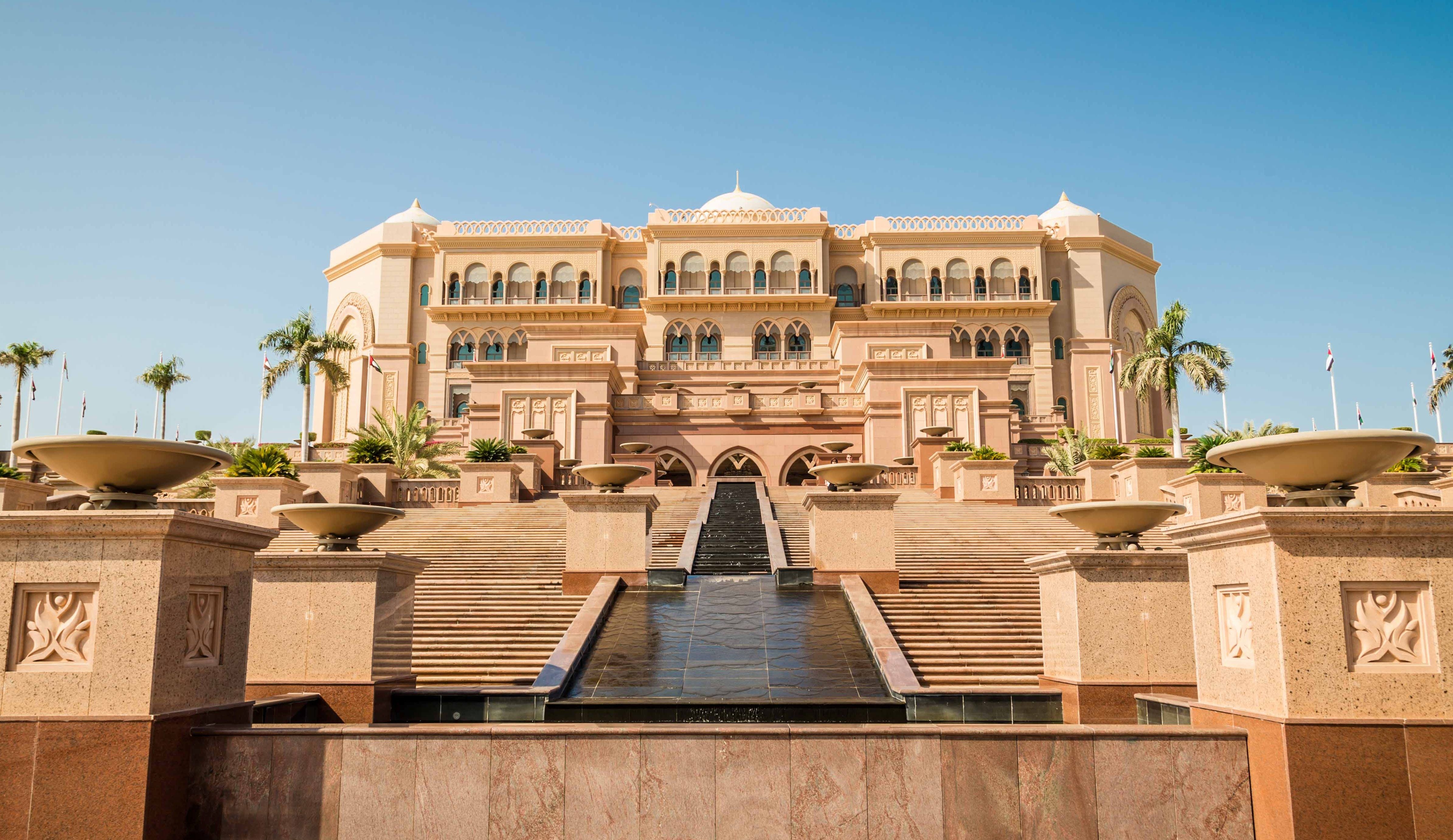 Дворец в оаэ. Emirates Palace в Абу-Даби. Дворец шейха в Абу-Даби. Отель Emirates Palace (Абу-Даби, ОАЭ). Абу Даби Палас отель.