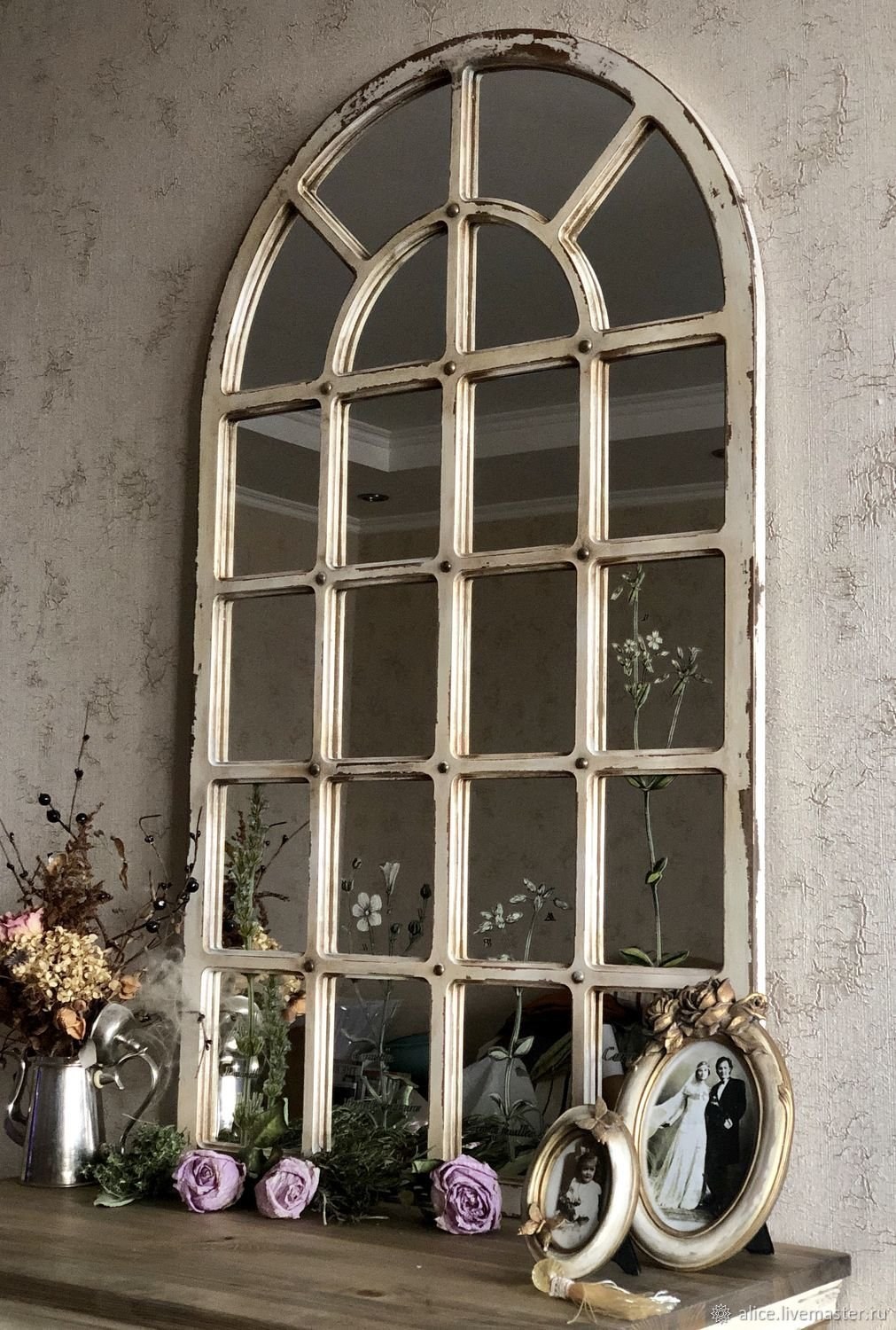 Декоративное окно купить. Зеркало арочное Прованс. Декоративное окно. Старые рамы в интерьере. Декоративное окно в интерьере.