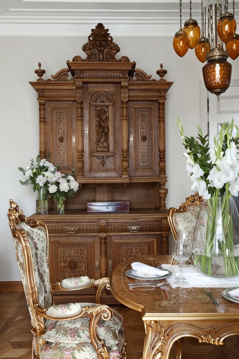 Буфеты для гостиной старинные