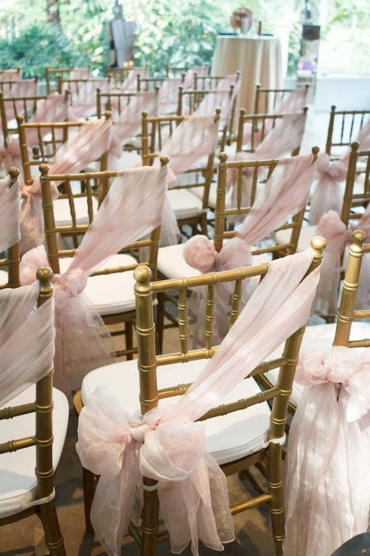 Декор свадебных стульев для гостей