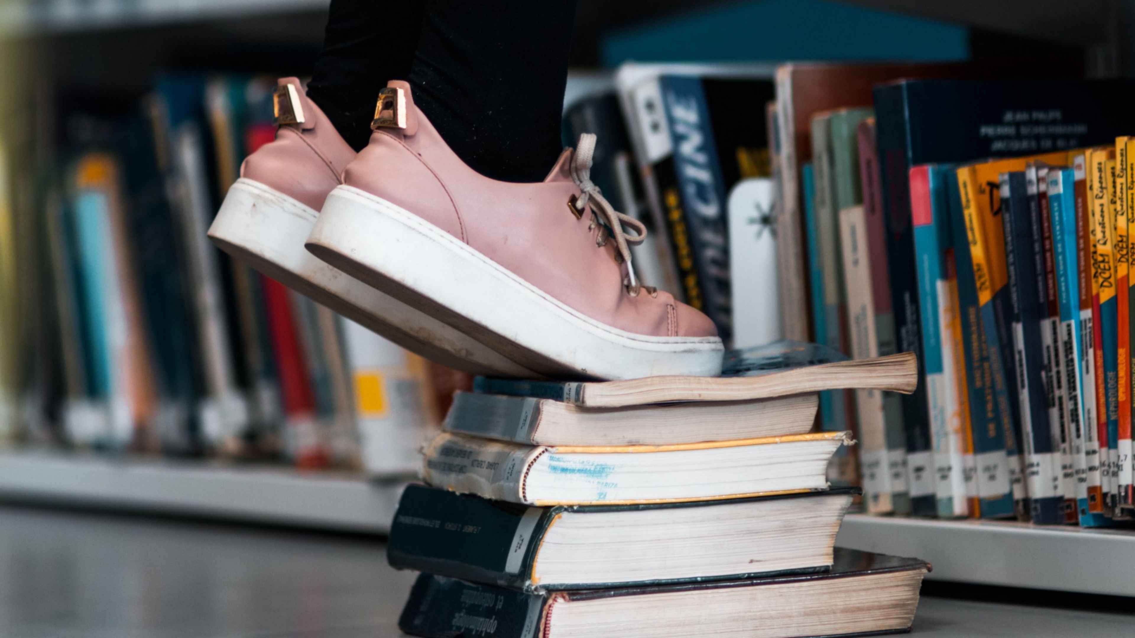 Legs book. Стопа книг. Книжка с ногами. Книги обои. Книга подпирает стол.