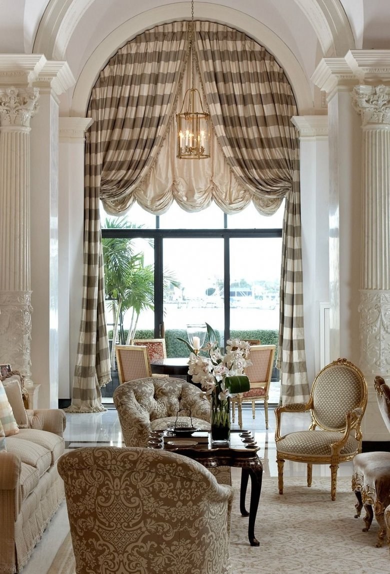 Арочные окна в гостиной