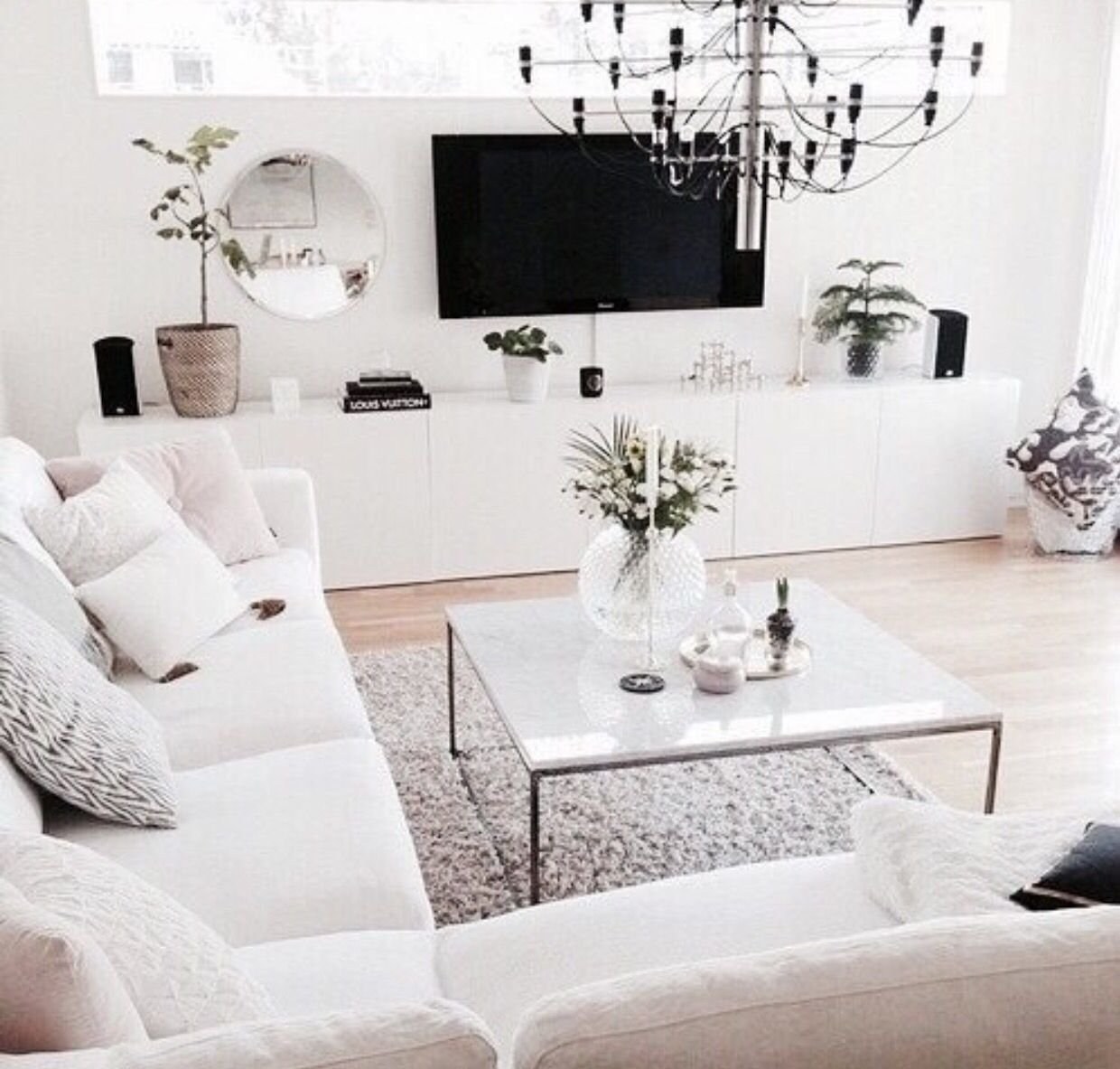 белая мебель в интерьере квартиры