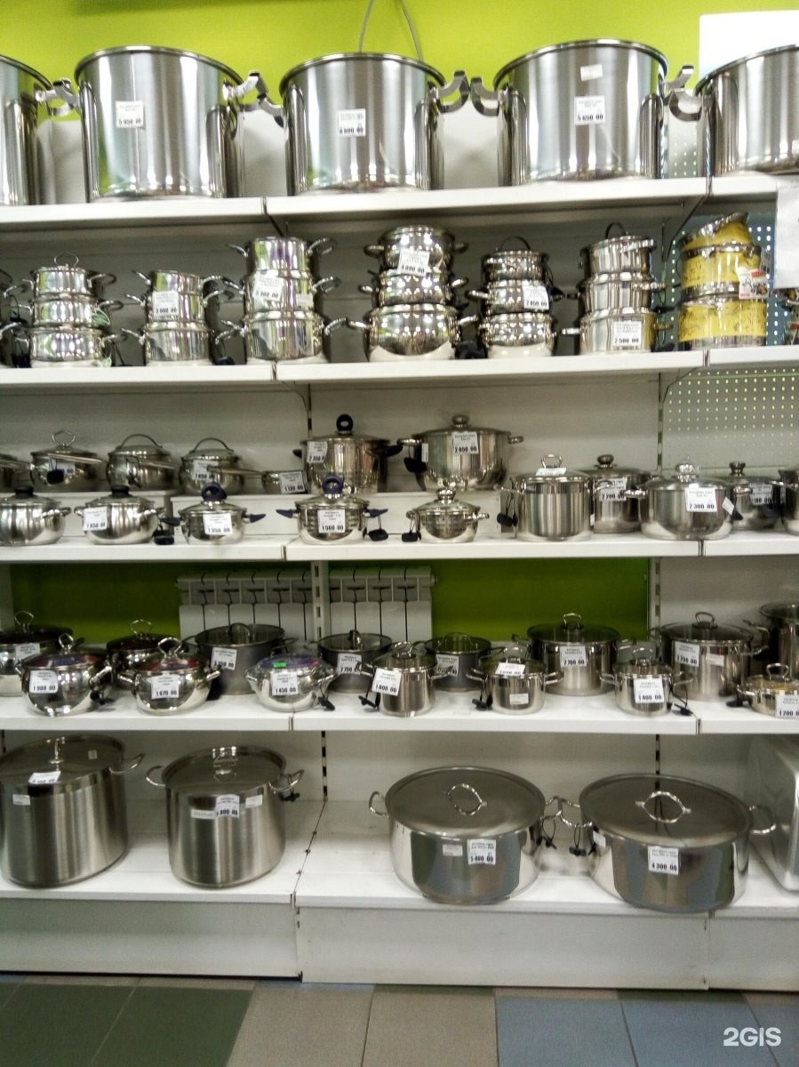 Ассортимент посуды в магазине