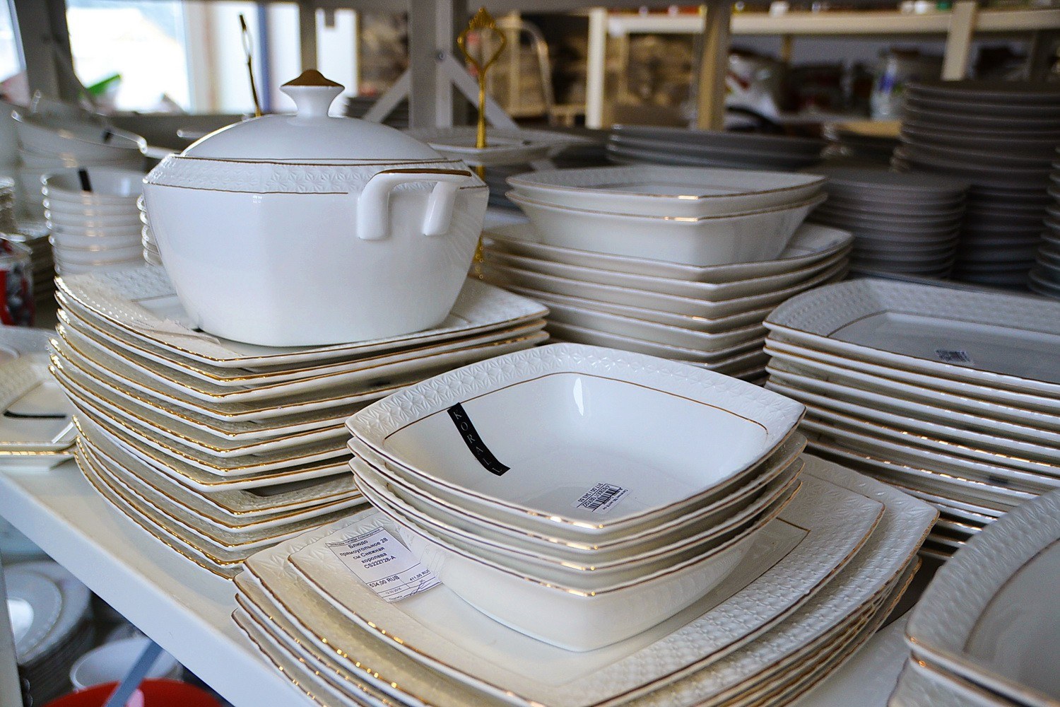 Магазин продажи посуды. Южноуральский посудный рынок. Посуда. Красивая посуда для кухни. Посуда для столовой.