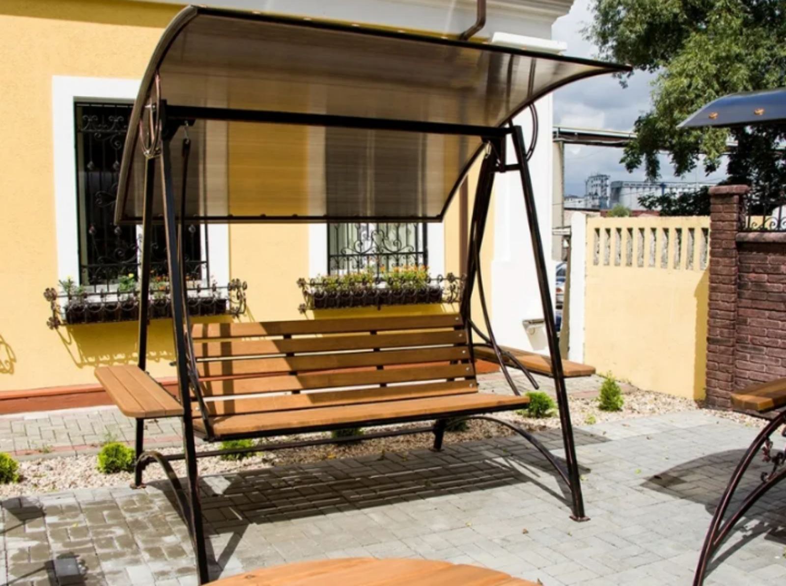 скамейки с крышей от солнца и дождя