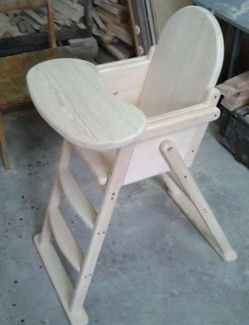 Стул для кормления из дерева
