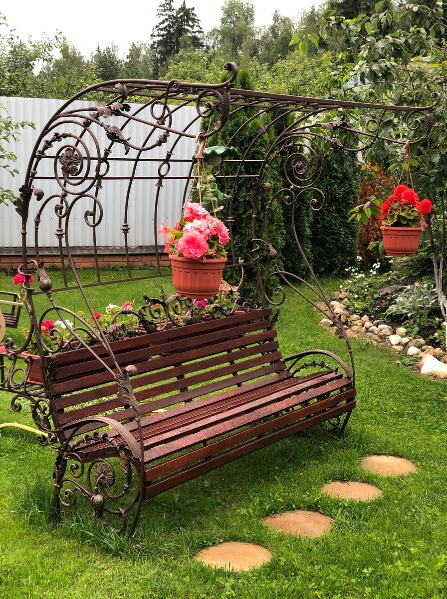 Кованая скамья с аркой