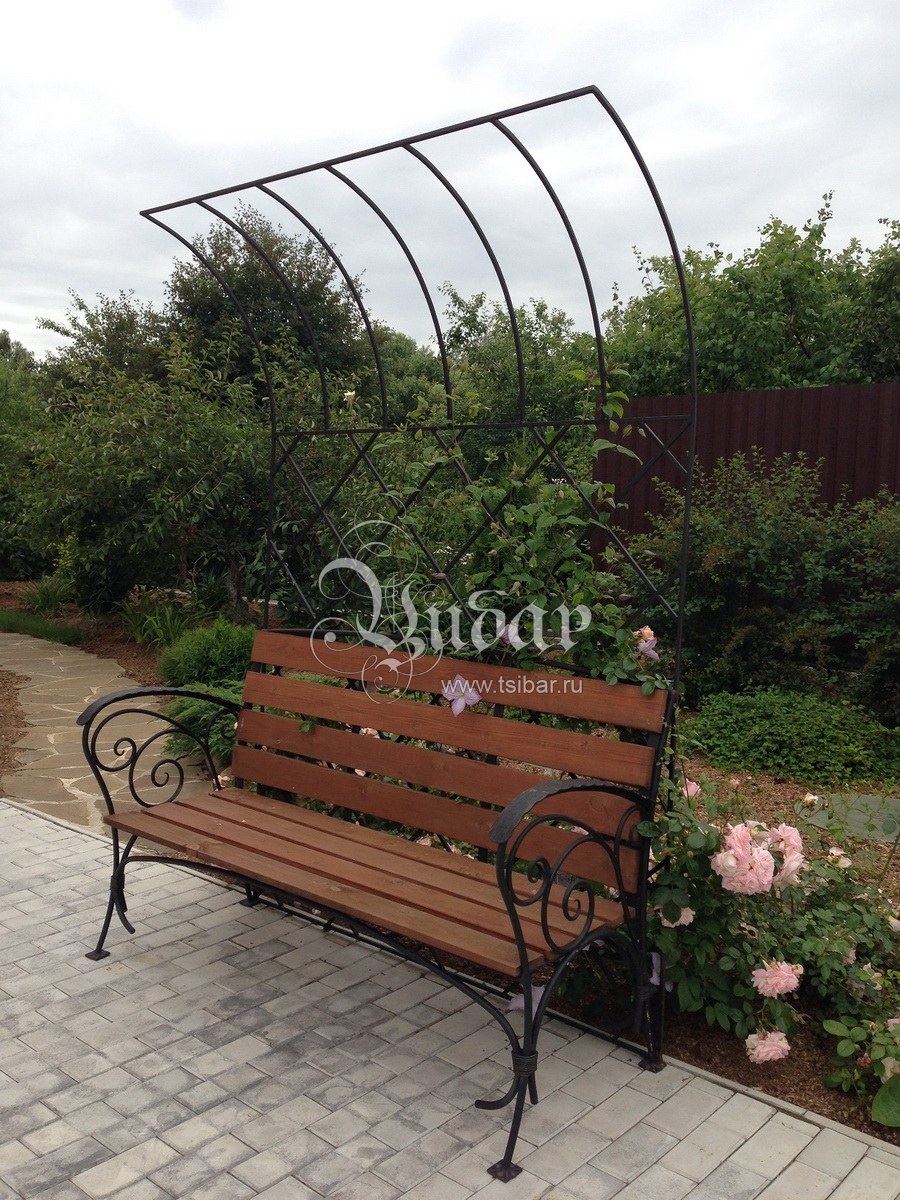 Пергола своими руками из металла над лавочкой