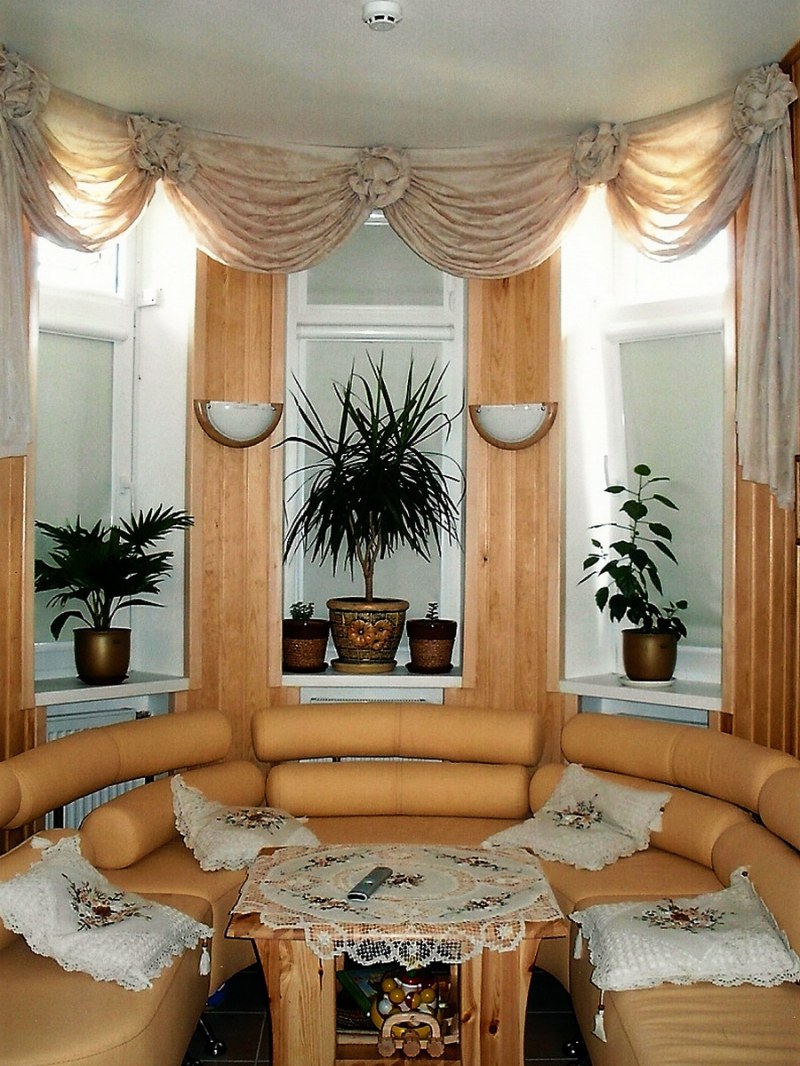 Шторы в эркере