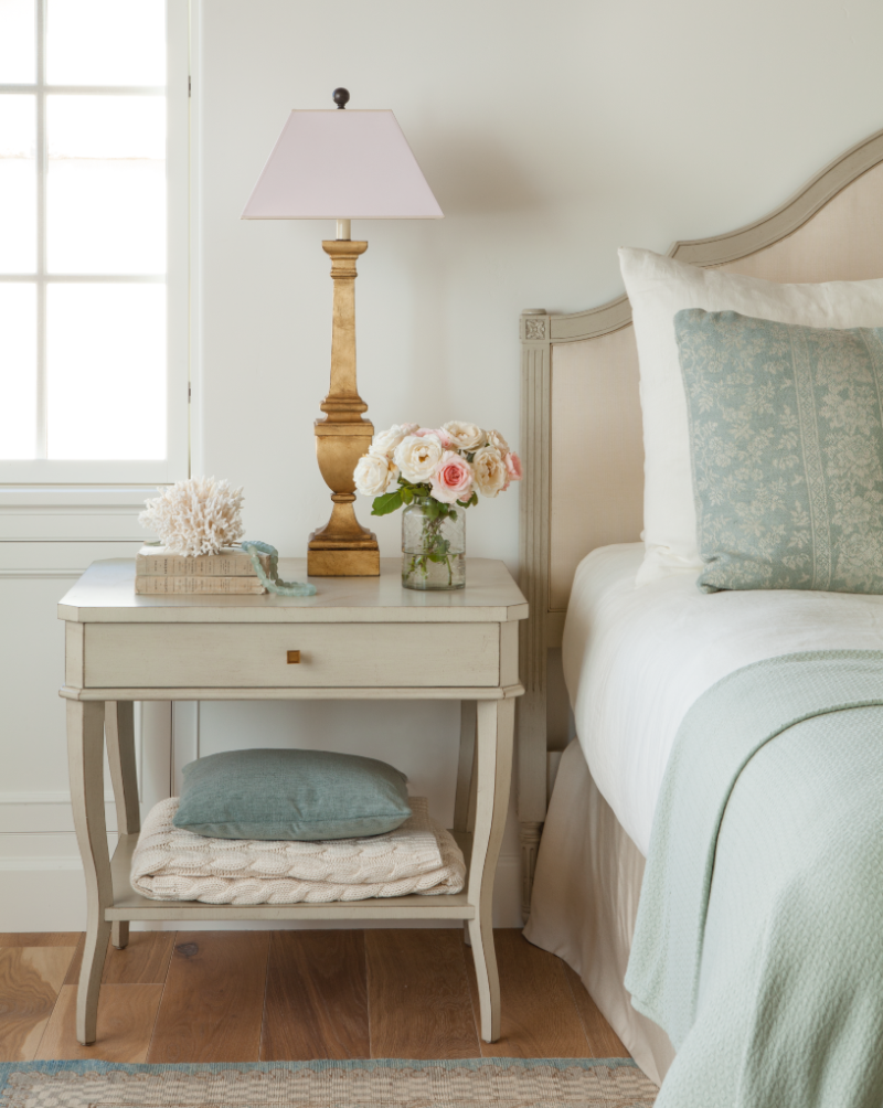 Прикроватная тумба в французском стиле