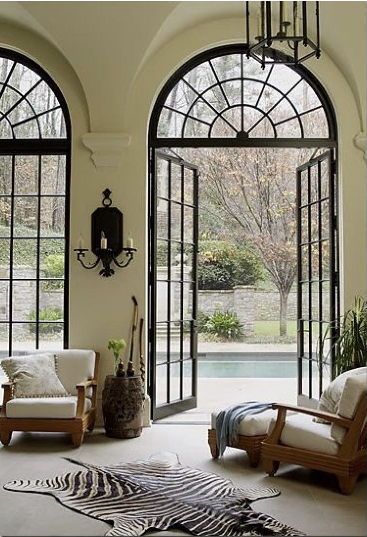 Высокие арочные окна