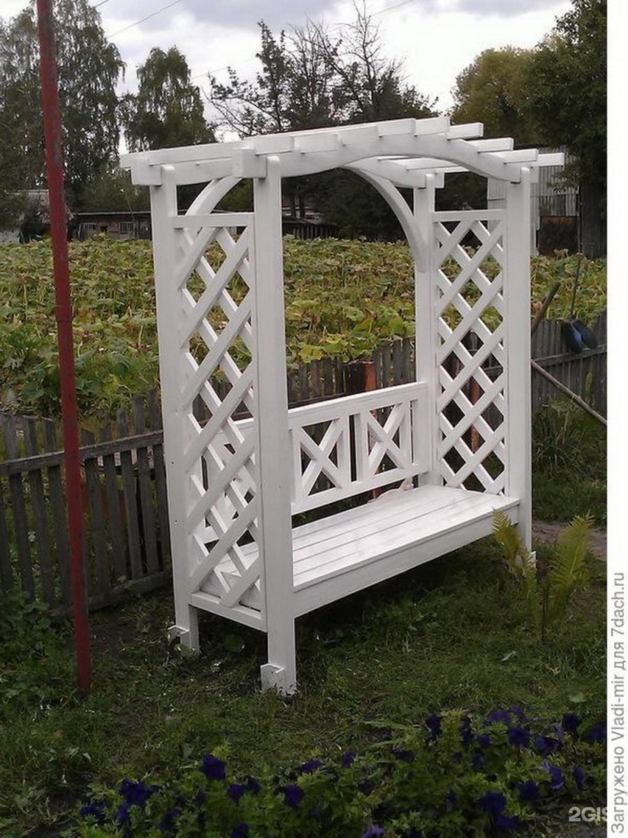 Садовая скамейка с перголой