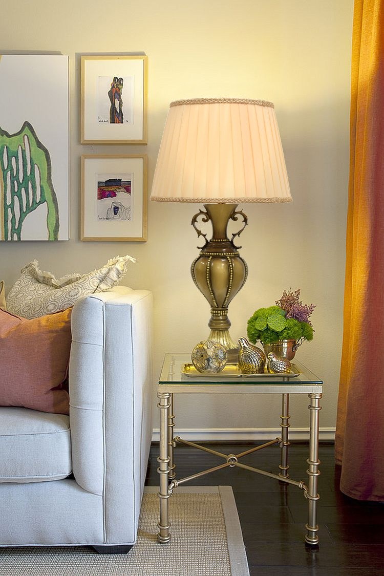 Настольная лампа в интерьере